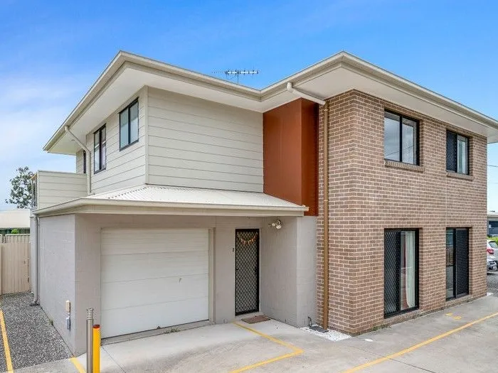 Modern 4 bedroom townhome with convenience at your doorstep