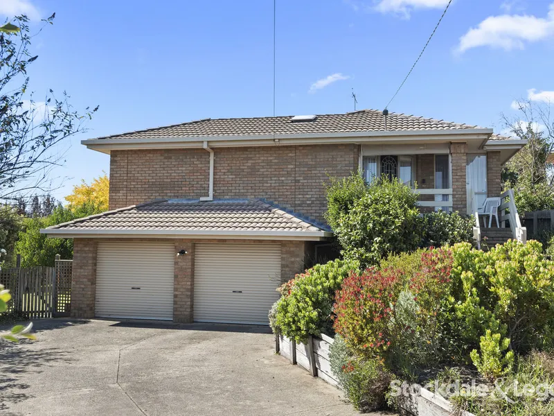 WHAT A LIFE! BAY VIEWS, ROOM FOR THE BOAT/CARAVAN AND.....715 SQM