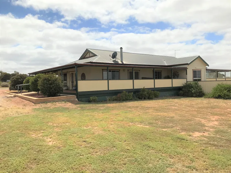 LARGE FAMILY HOME ON 1.9ha