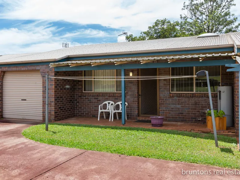 SOUTH TOOWOOMBA. SPACIOUS 3 BEDROOM UNIT.
