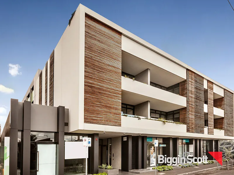 SLEEK ONE BEDROOM APARTMENT, CRACKING LOCATION IN CIRQUE APARTMENTS