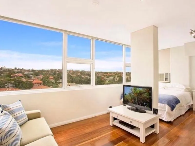 FULLY FURNISHED SLEEK DESIGNER APARTMENT WITH HARBOUR VIEWS
