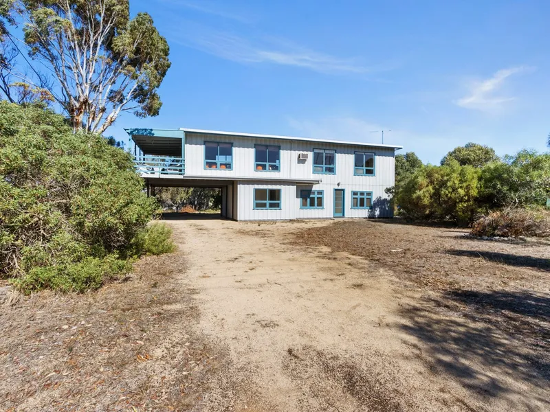 2 STOREY FAMILY HOME BY THE SEA