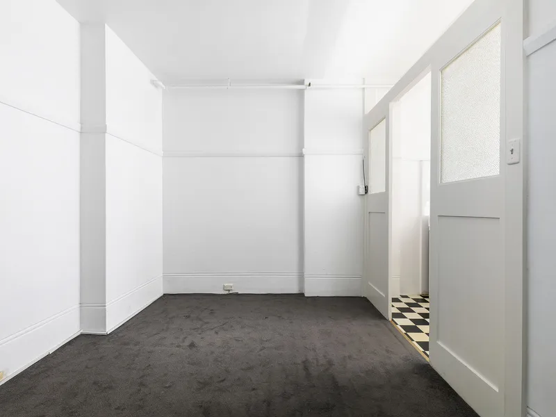 Unfurnished Art Deco studio