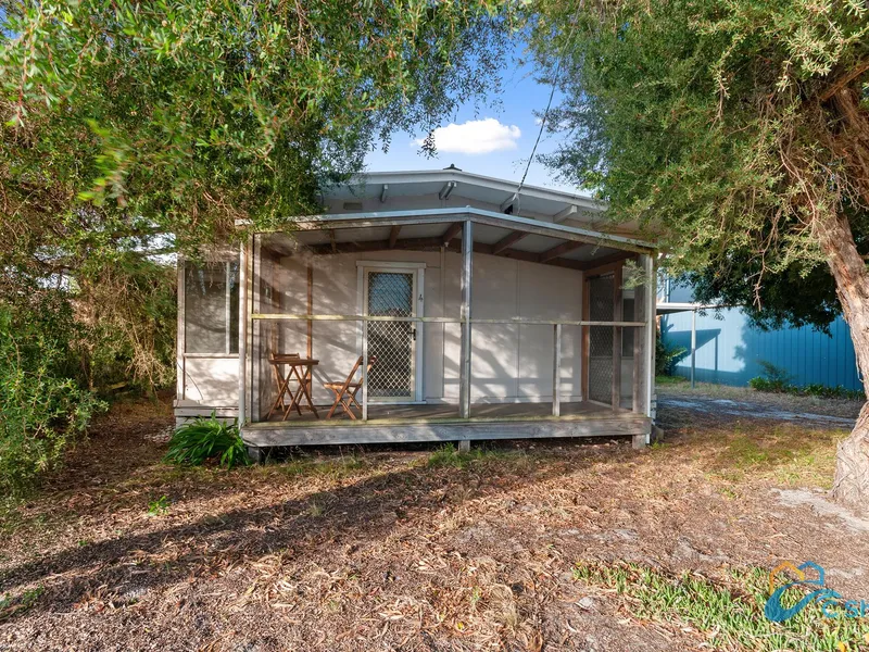 LOOK HOW CLOSE I AM TO THE WATER EDGE!