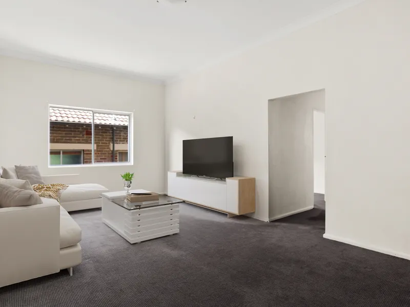 BRIGHT AND CONVENIENTLY LOCATED APARTMENT 
