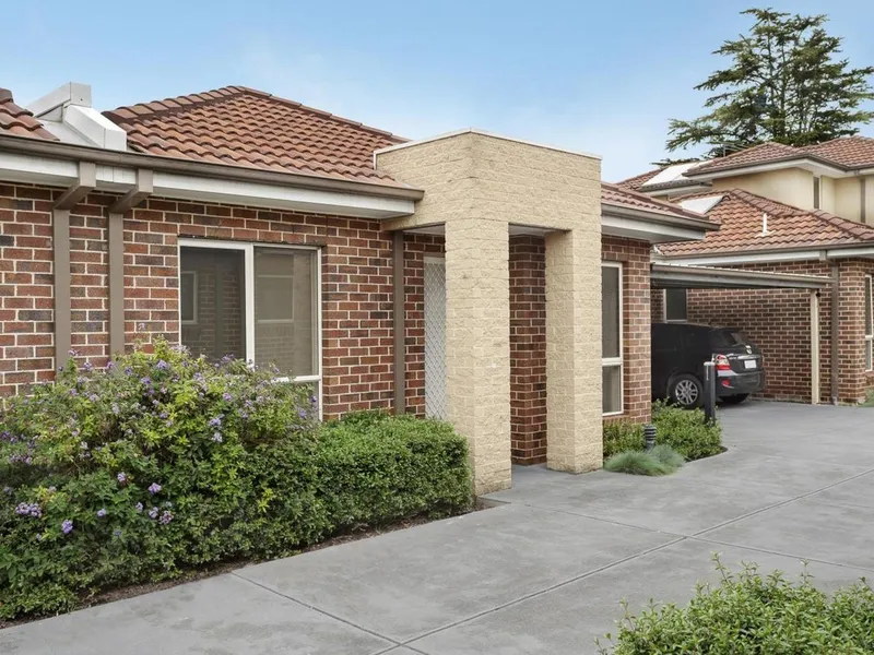 MODERN, LOW MAINTENANCE VILLA!