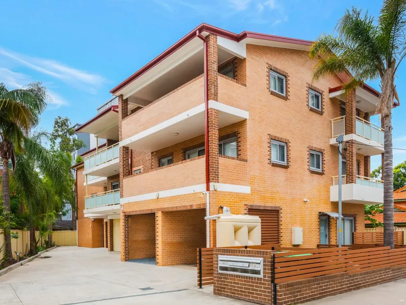 THREE LEVEL LIVING IN GREAT LOCALE!