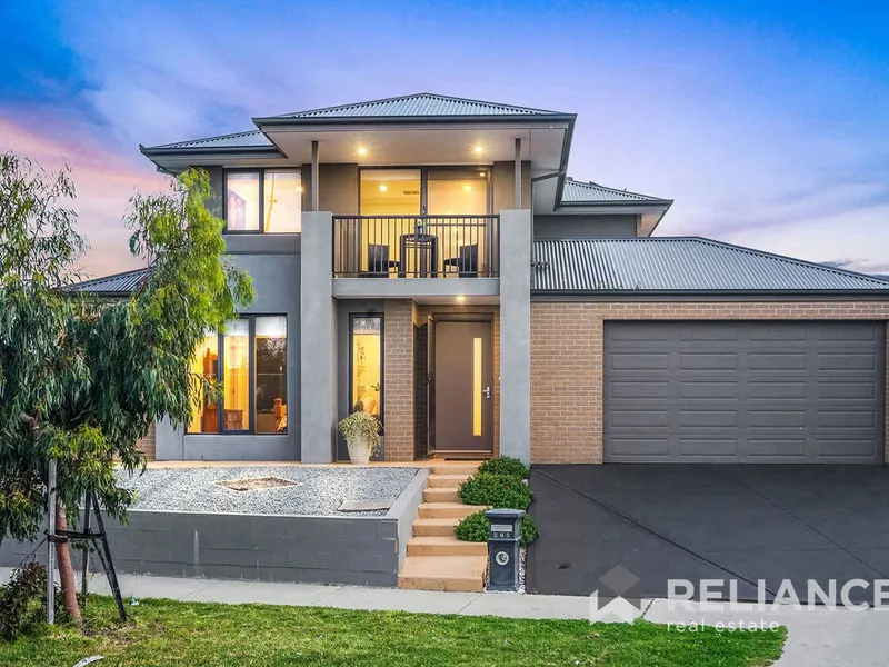 A MASSIVE 40SQ OF ELEGANCE ON THE GRAND FEATHERBROOK DRIVE 