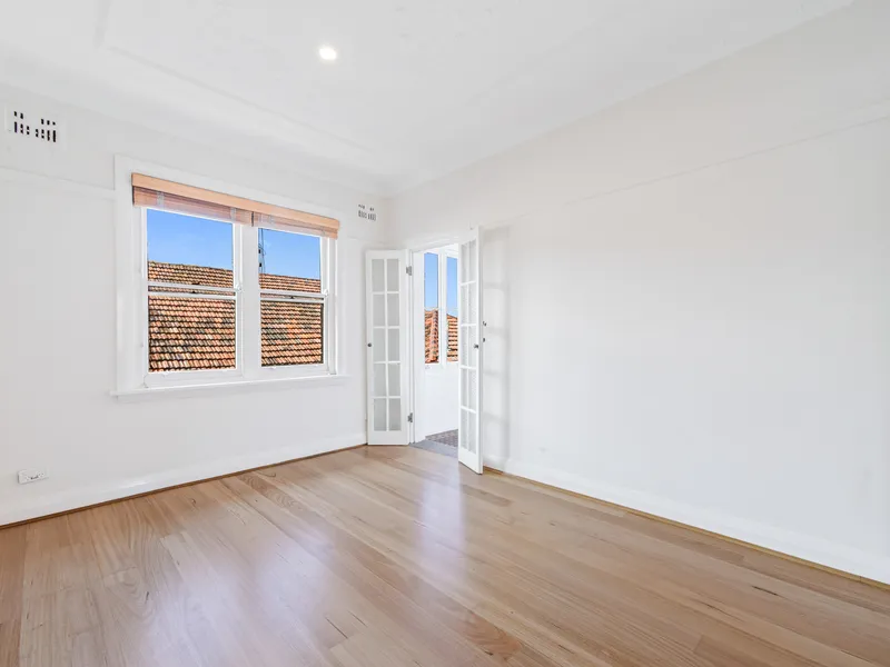 REFRESHED APARTMENT MOMENTS TO COOGEE BEACH AND RANDWICK SHOPS