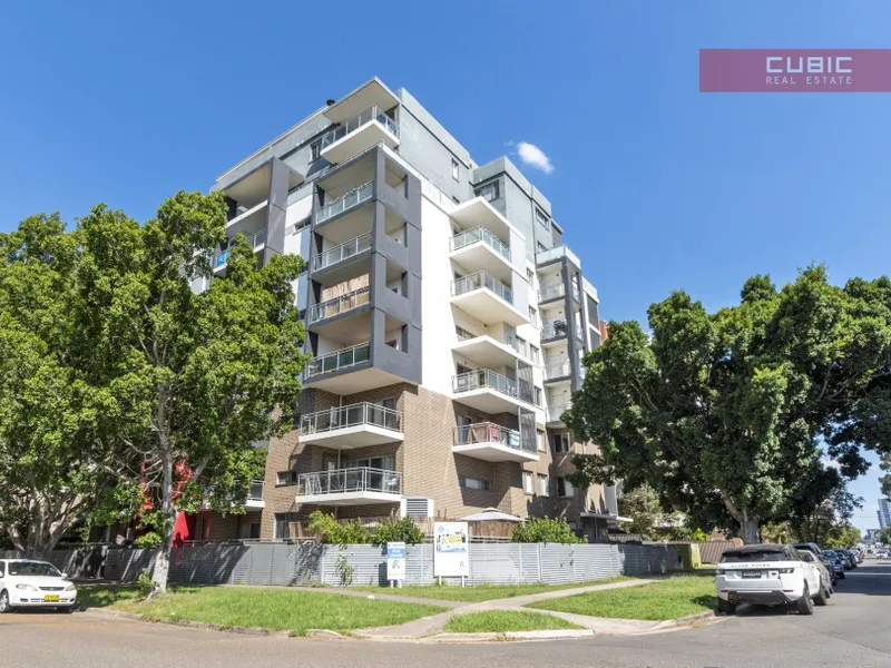 SPLIT-LEVEL PENTHOUSE WITH INCREDIBLE LOCATION