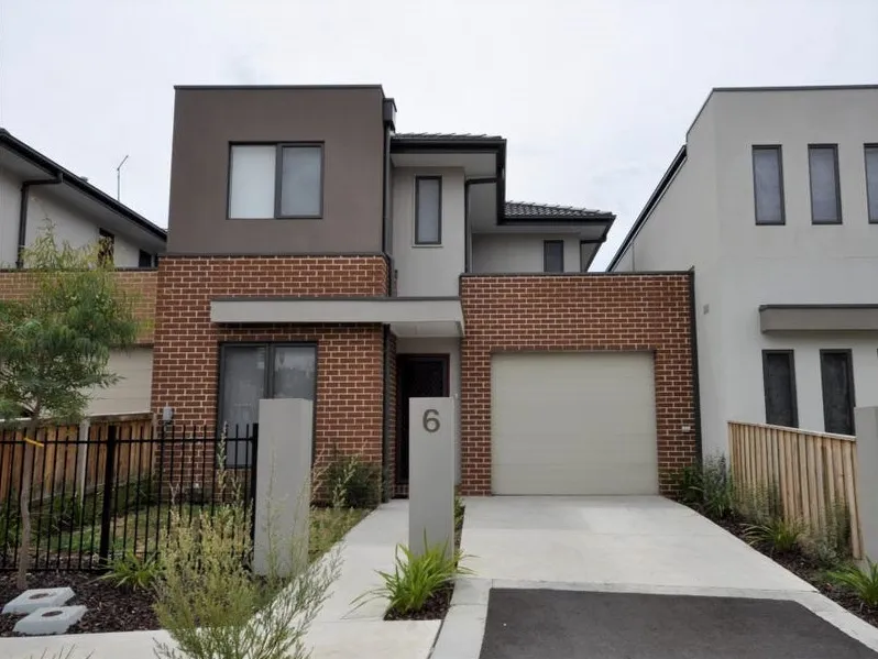 TRENDY TOWNHOUSE IN GREAT LOCATION