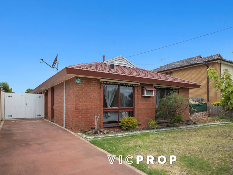 Act Quick! Perfect location in Altona Meadows