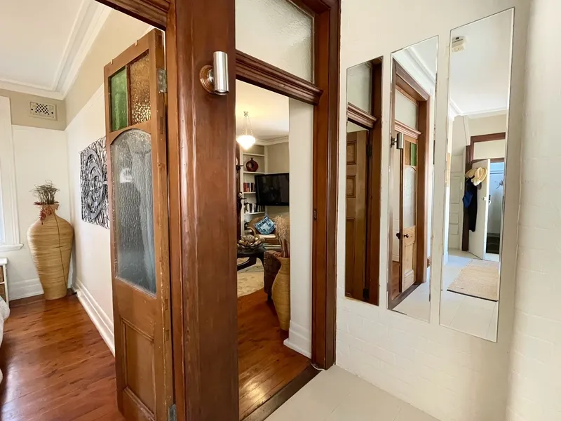 100 Metres to Manly Beach – Character Apartment