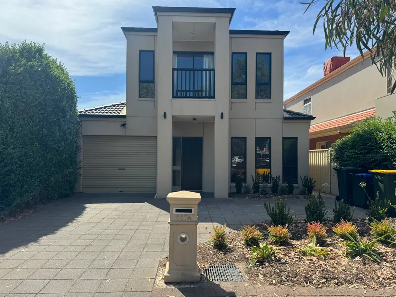 Large Family Home, In the Henley High Zone!!