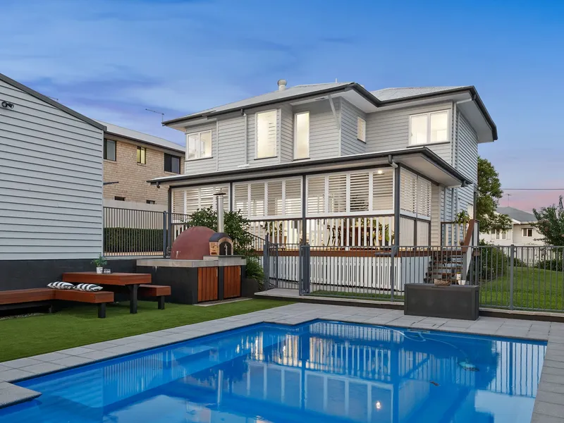 Renovated Mitchelton Masterpiece With A Relaxing Poolside Entertainment Area