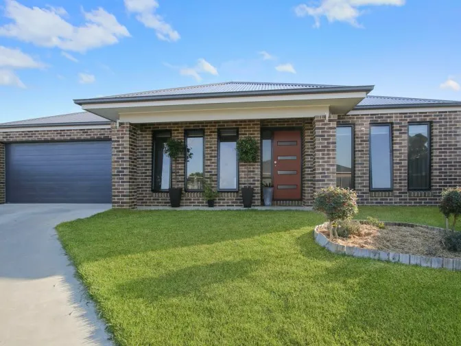 LARGE MODERN FAMILY HOME IN QUIET COURT