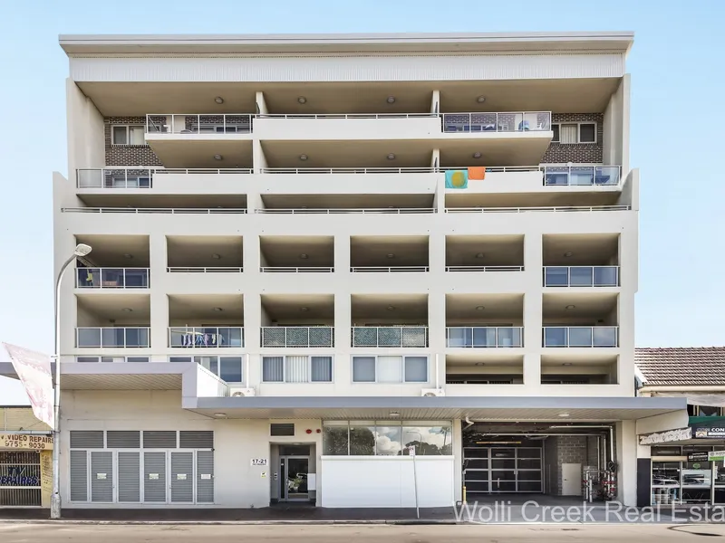 MODERN TWO LEVEL APARTMENT.