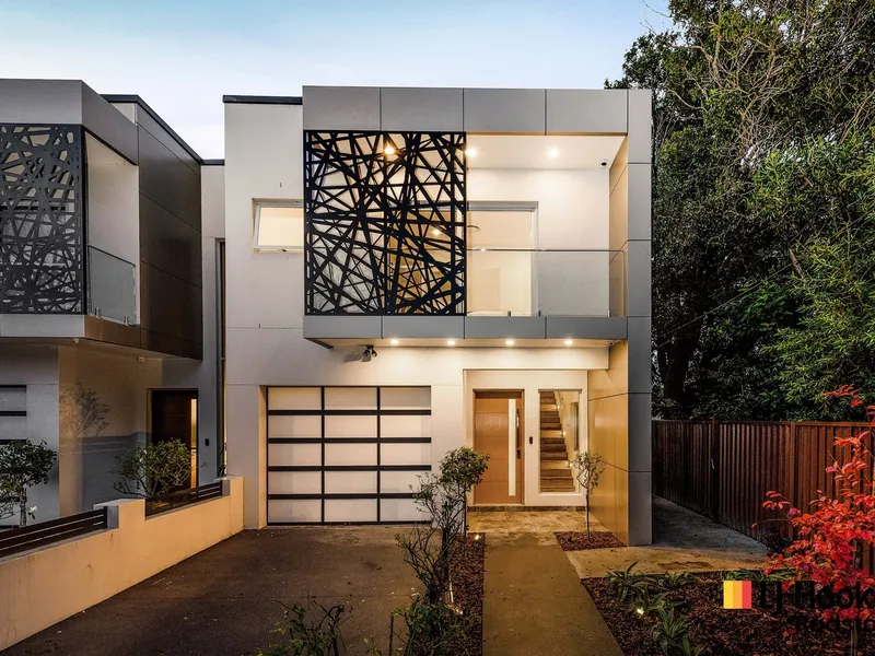 Modern Duplex In Great Location