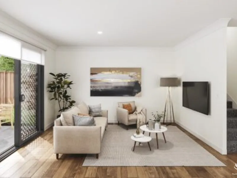 Near New Townhouse, 4 bed + Office