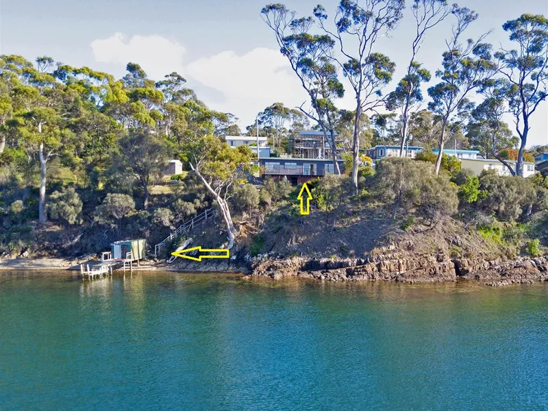 VIRTUAL SEAFRONT HOME COMPLETE WITH BOATHOUSE AND JETTY