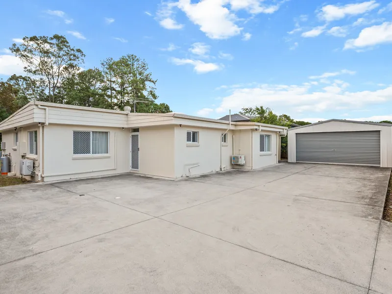 A Renovated Low-Set on a Flat Block of over 1,500m2!