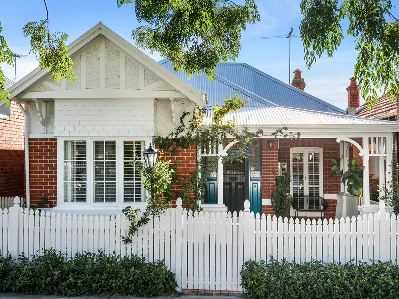 PERFECT AND PRETTY AS A PICTURE !