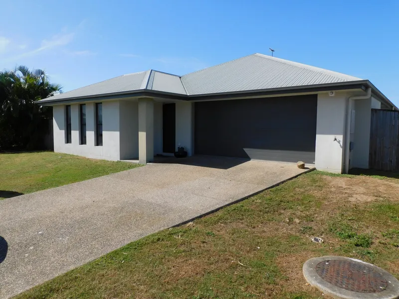 LARGE MODERN FAMILY HOME - BLACKS BEACH