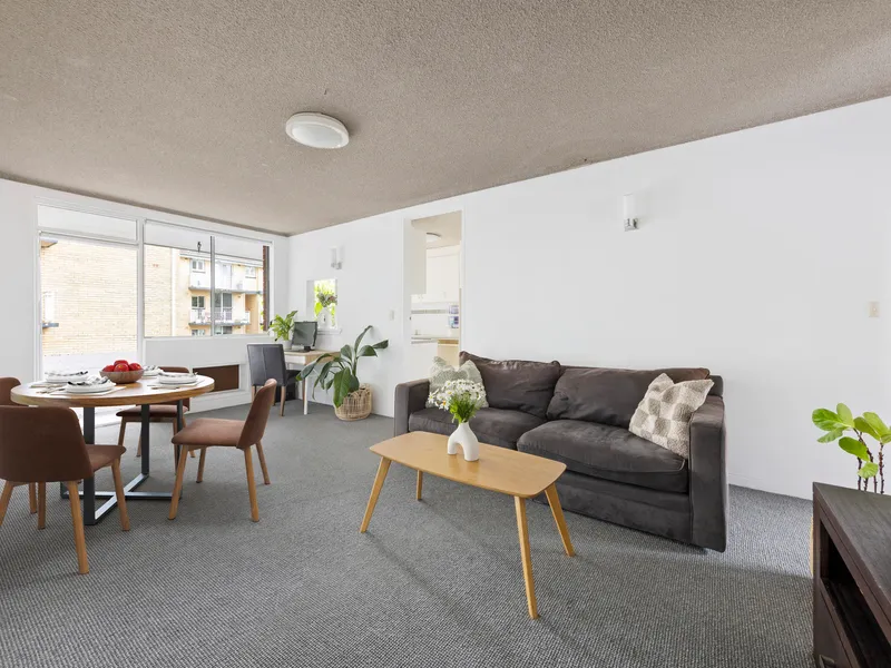 North facing apartment in leafy cul de sac