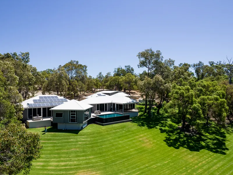LUXURY 5 ACRE ESTATE ESCAPE