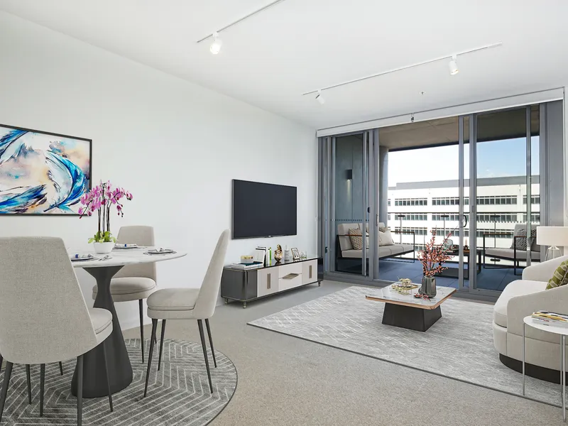 Light filled 2 bedroom apartment with lake views