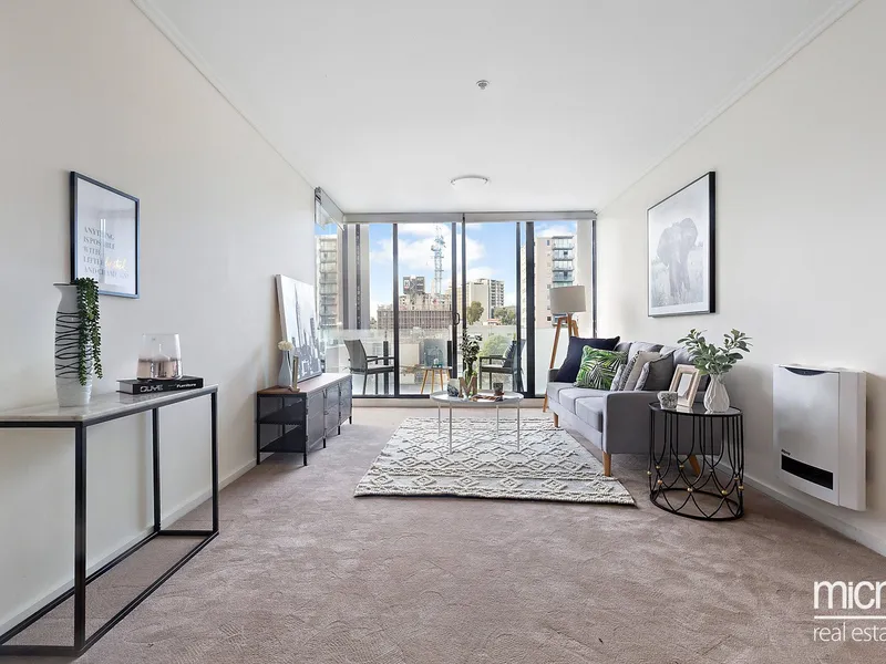 Light-Filled Luxury with Unbeatable Lifestyle Appeal!