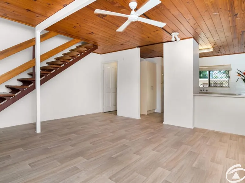 PARTLY RENOVATED BEACH TOWNHOUSE