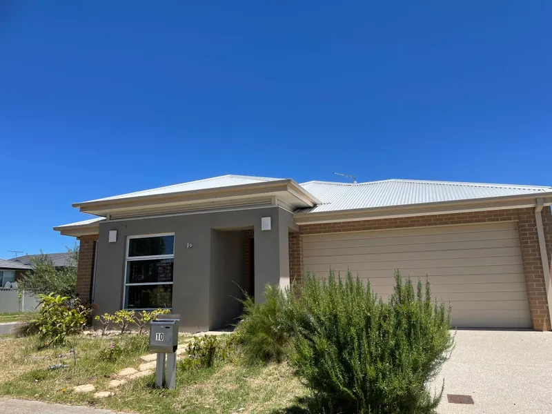 Live your life in Stonehill - walk to the train station