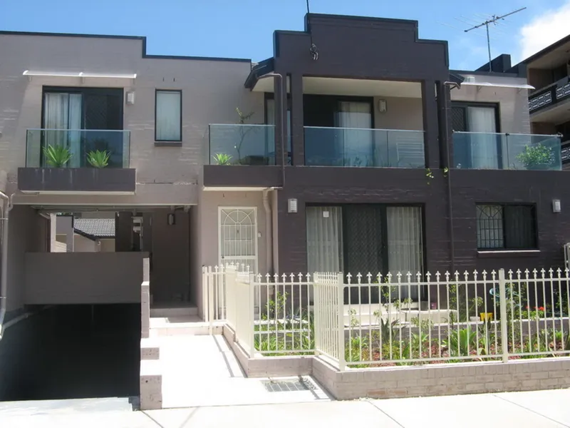 2 BEDROOM TOWNHOUSE