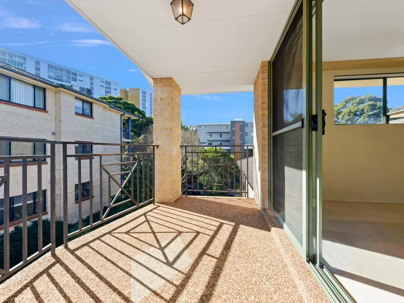 Spacious & Bright Top Floor Apartment