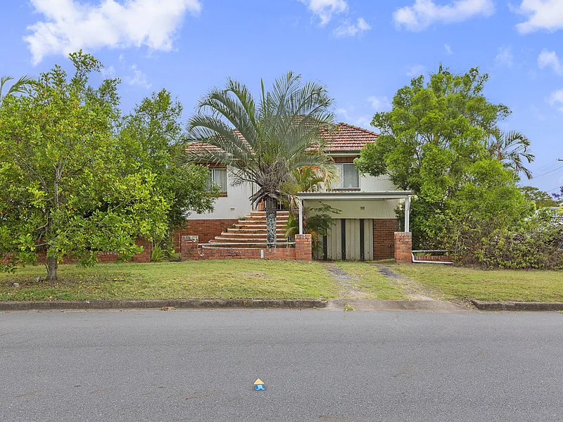 OPTIONS TO RENOVATE OR KNOCK DOWN, PRIME ELEVATED 468M2 CORNER