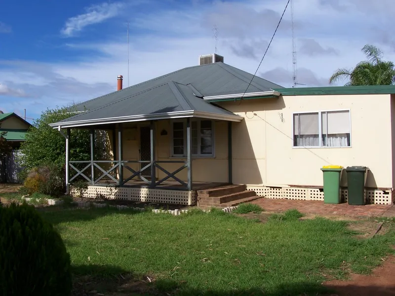 ****** LIVE IN OR RENT OUT ******