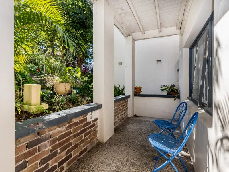 Charming One Bedroom Apartment a Stroll to Bronte Beach!