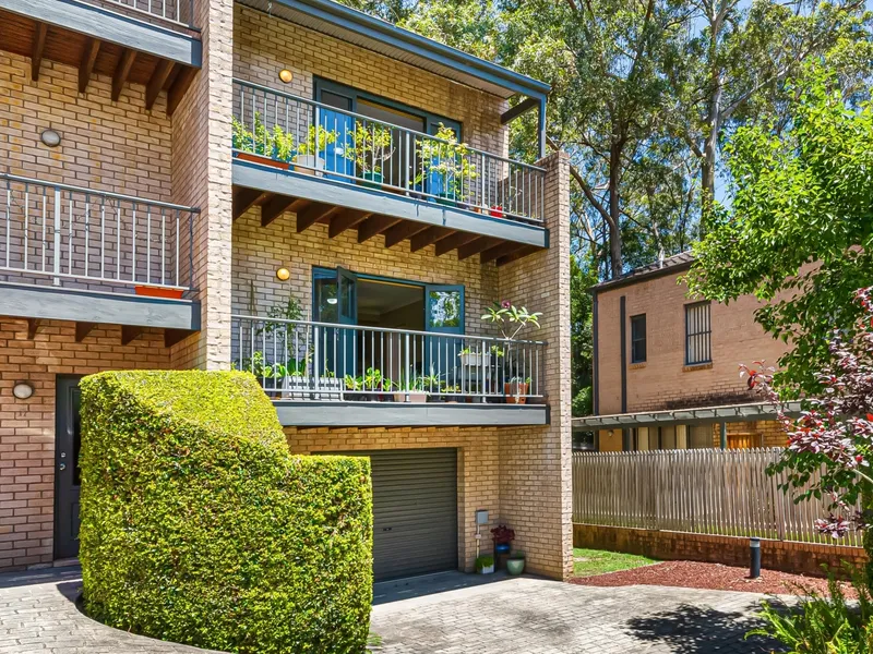 Centrally Located Sun-Filled Tri-Level Townhouse