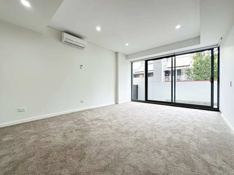 Nearly Brand New Apartment in Waterloo
