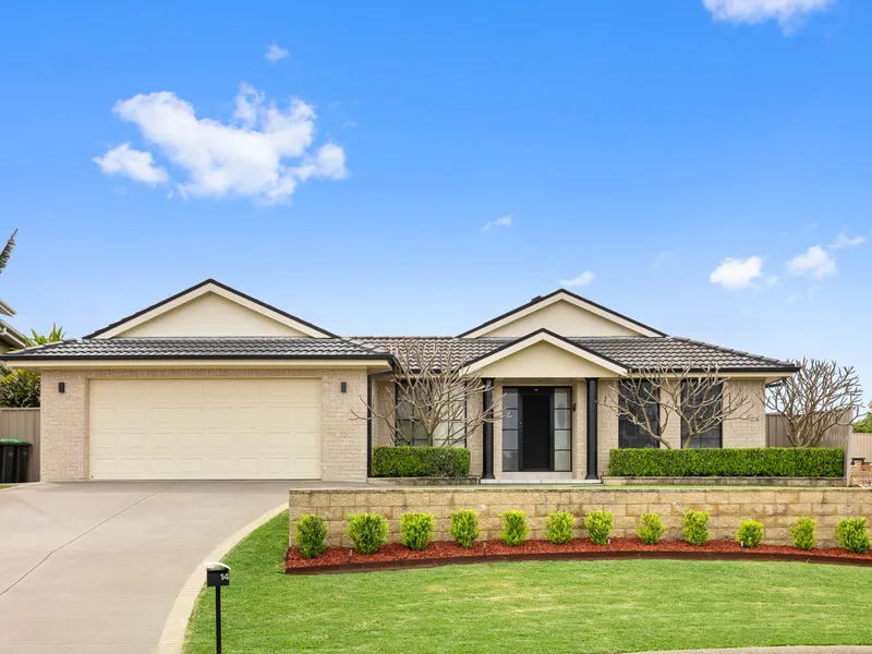 LARGE EXECUTIVE STYLE HOME