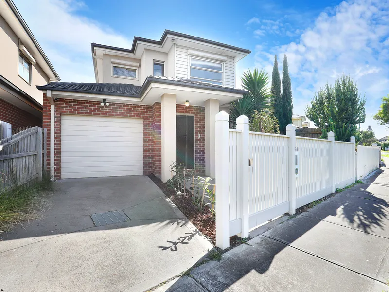 BEAUTIFULLY PRESENTED 2 BEDROOM TOWNHOUSE!