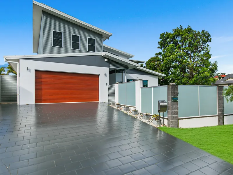 Mango Hill Magnificence-Lake Side Living-758m2 Block!