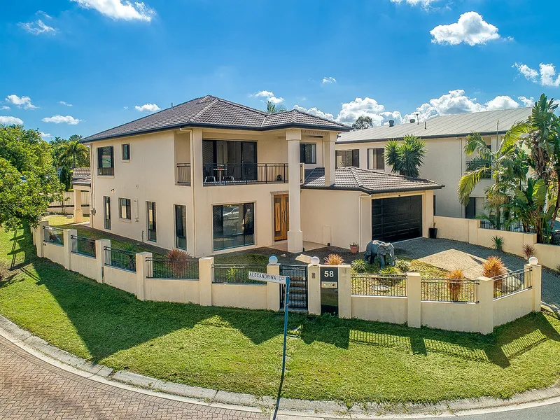 LUXURIOUS LAKESIDE LIVING