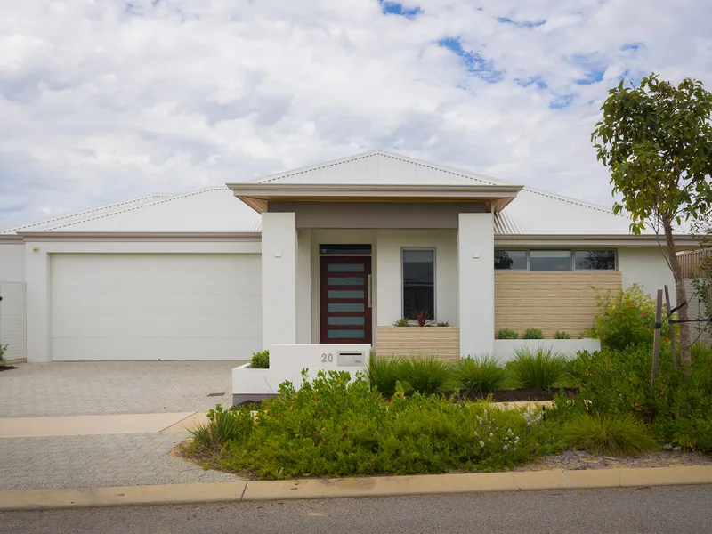 STUNNING LOW MAINTENANCE HOME ! 