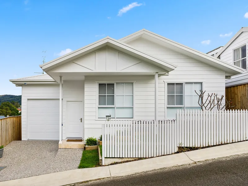 Near new Hampton-style villa