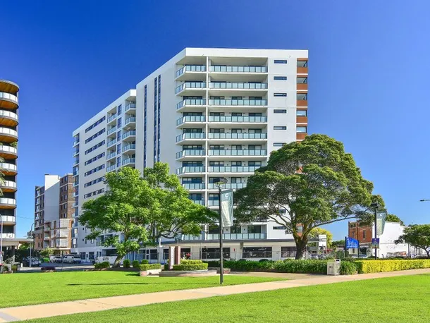 NEAR NEW TWO BEDROOM APARTMENT IN EXCELLENT LOCALE
