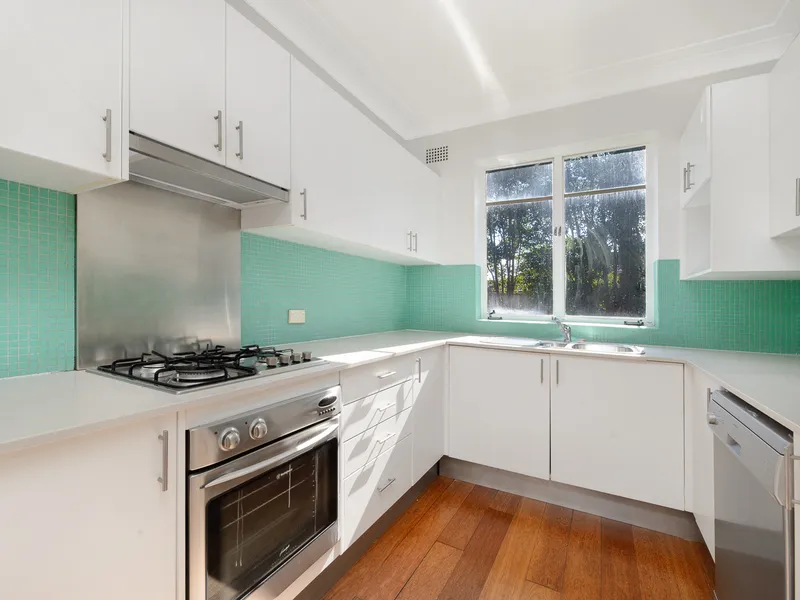 LIGHT AND BRIGHT 3 BEDROOM APARTMENT