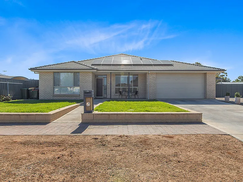 2015 5 BEDROOM STYLISH, ELEGANT & LUXURIOUS FAMILY HOME SET ON 1801m2 ALLOTMENT